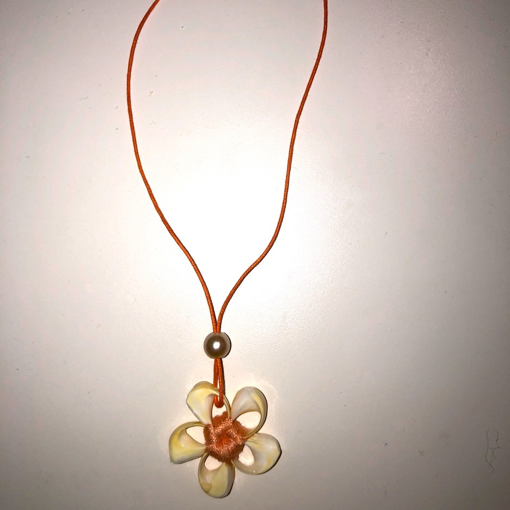 Flower shape, seashell necklace